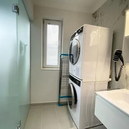 New Yorker 2 Bedroom Apartment *